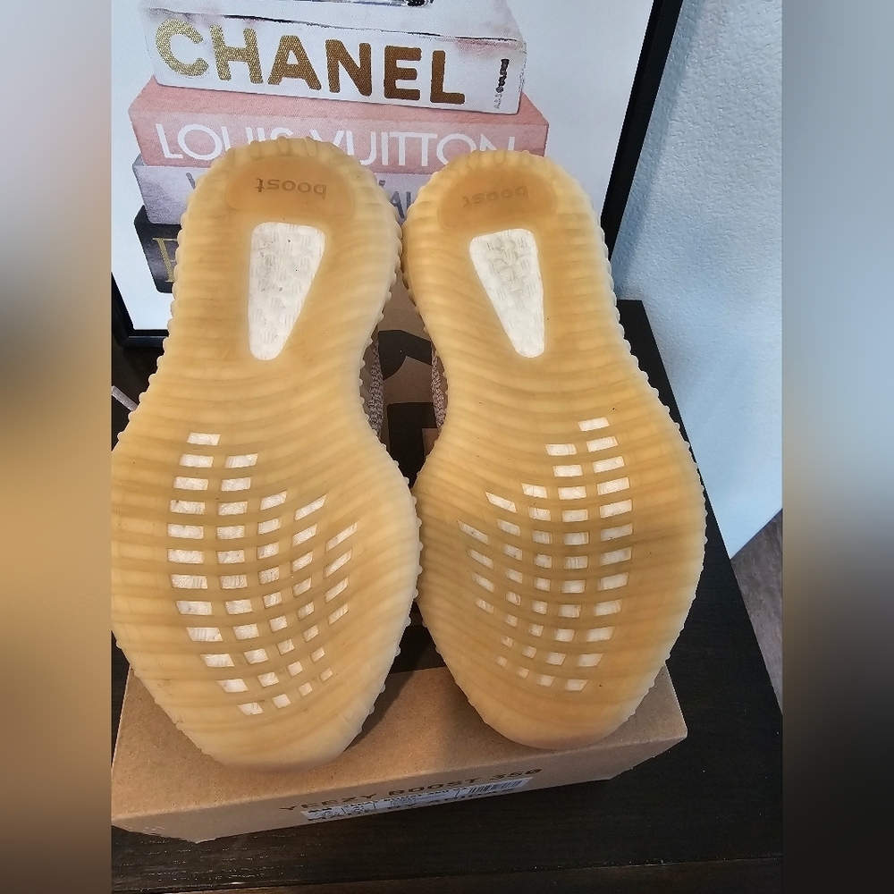 Yeezy Boost 350 V2 Sneakers . US Size 5 - Picture 11 of 14